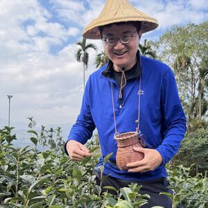Chau-Wen tries to fill his basket