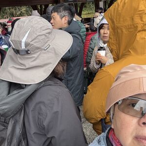 Yep, lots of people waiting to board the train